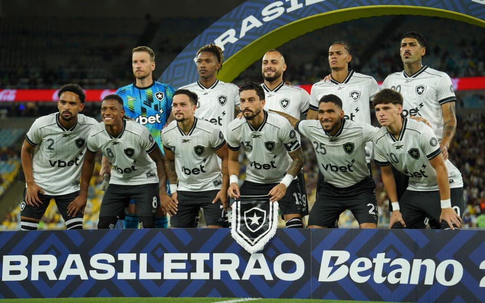 Time do Botafogo perfilado antes de enfrentar o Fluminense (Foto: Leonardo Antonio/TheNews2)