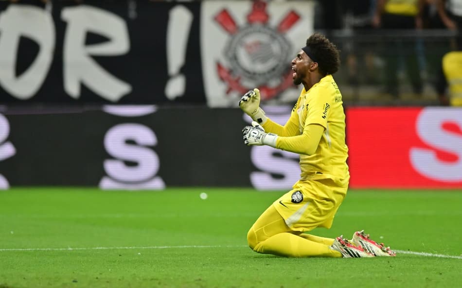 Hugo Souza defendeu cobrança de pênalti (Foto: Eduardo Carmim/Photo Premium/Gazeta Press)