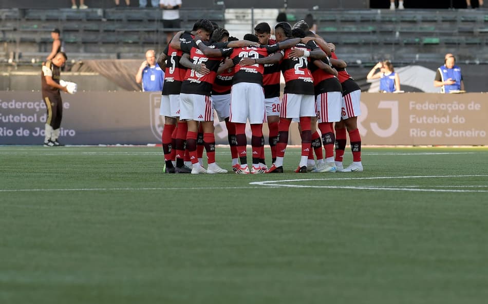 Jogadores do Flamengo antes do duelo com o Botafogo (Foto: Dhavid Normando/Código19/Gazeta Press)