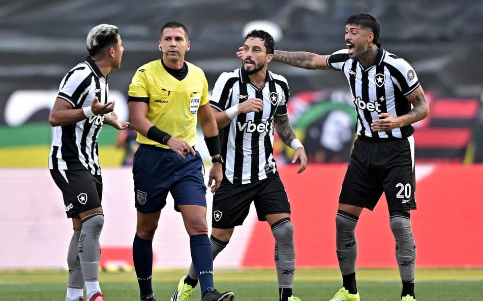 Jogadores do Botafogo reclamam com árbitro, no duelo contra o Flamengo, no Campeonato Carioca Foto: AndrÃ© Fabiano/CÃ³digo 19/Gazeta Press)