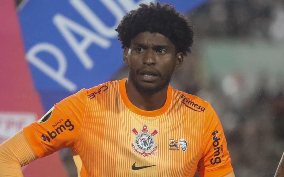 Hugo Souza foi ofendido ao término do jogo (Foto: Theo Daolio/Mochila Press/Gazeta Press)