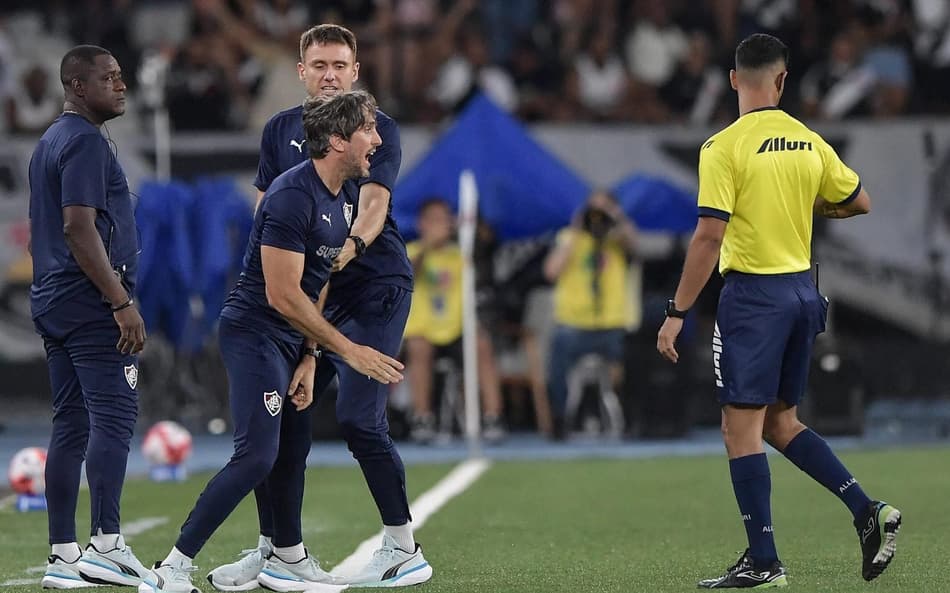 Zubeldía reclama com arbitragem em Vasco x Fluminense (Foto: Thiago Ribeiro/ Agif/Gazeta Press)