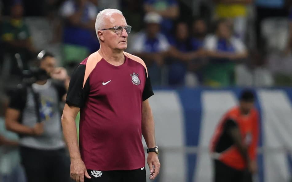 Dorival critica sequência de jogos e ironiza agenda da FPF: 'Ninguém é mágico'