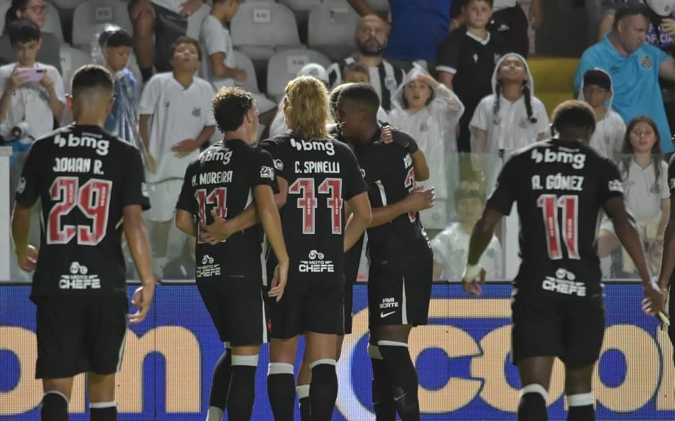 Barros comemora gol do Vasco ao lado de companheiros de elenco. (Foto: Jota Erre/ Agif/Gazeta Press)