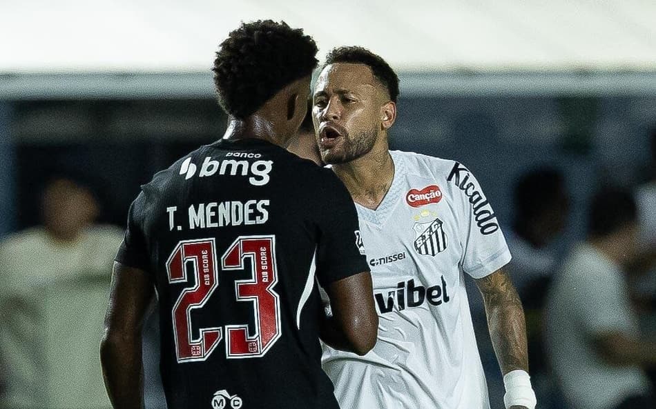 Leitura labial expõe atrito de Neymar com Thiago Mendes: 'Sempre ele'