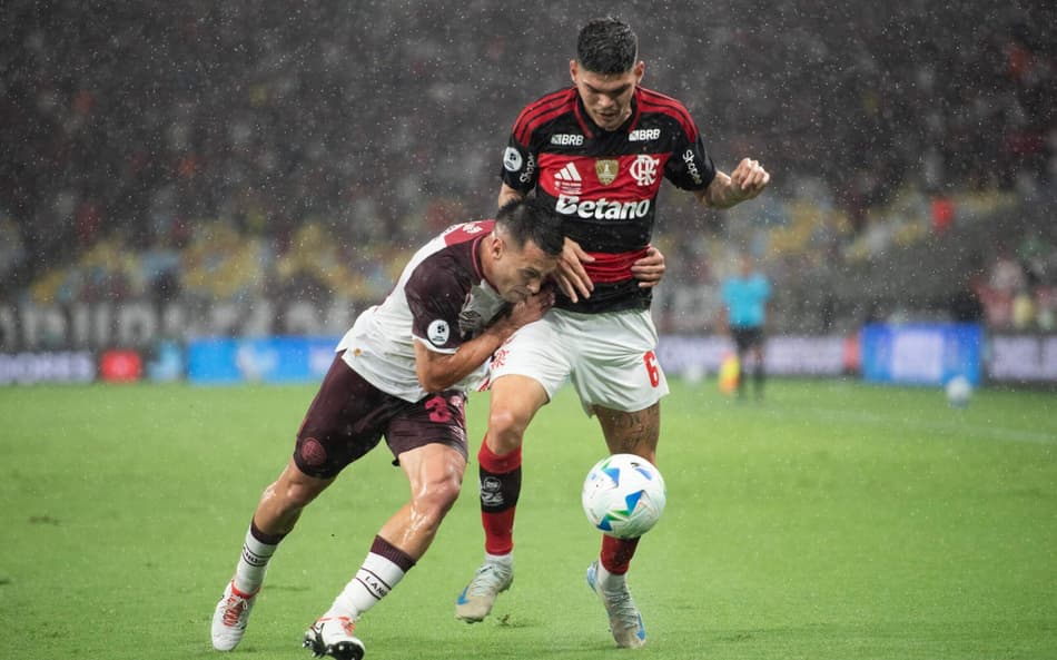 Flamengo e Lanús se enfrentando no Maracanã (Foto: DELMIRO DOS SANTOS JUNIOR/MOCHILA PRESS)