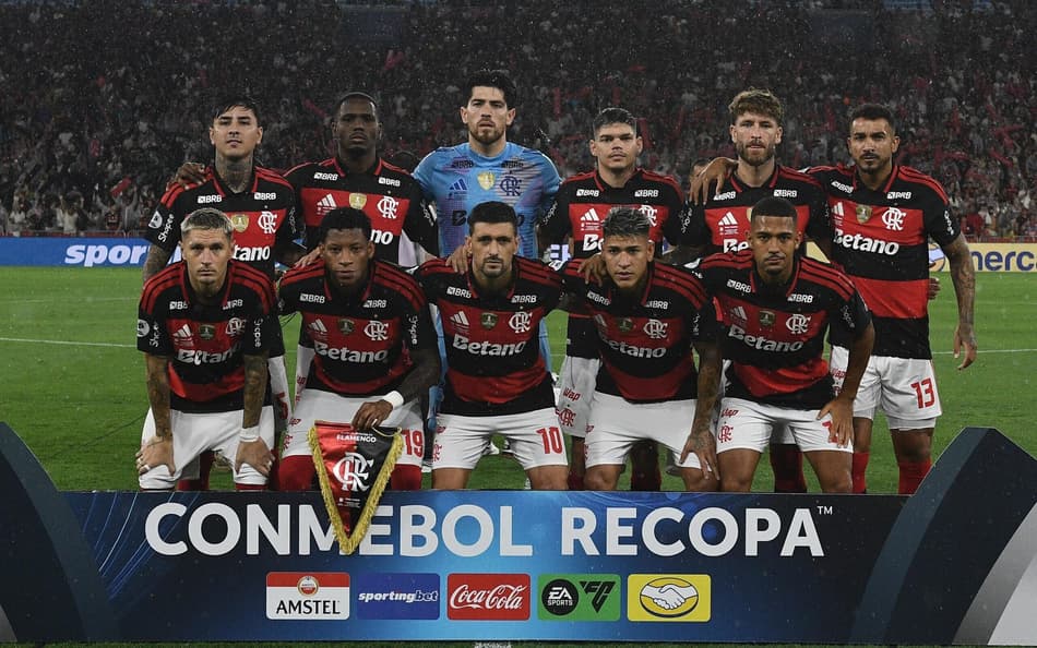 Flamengo perfilado antes de enfrentar o Lanús (Foto: PETER ILICCIEV/AGENCIA ENQUADRAR)