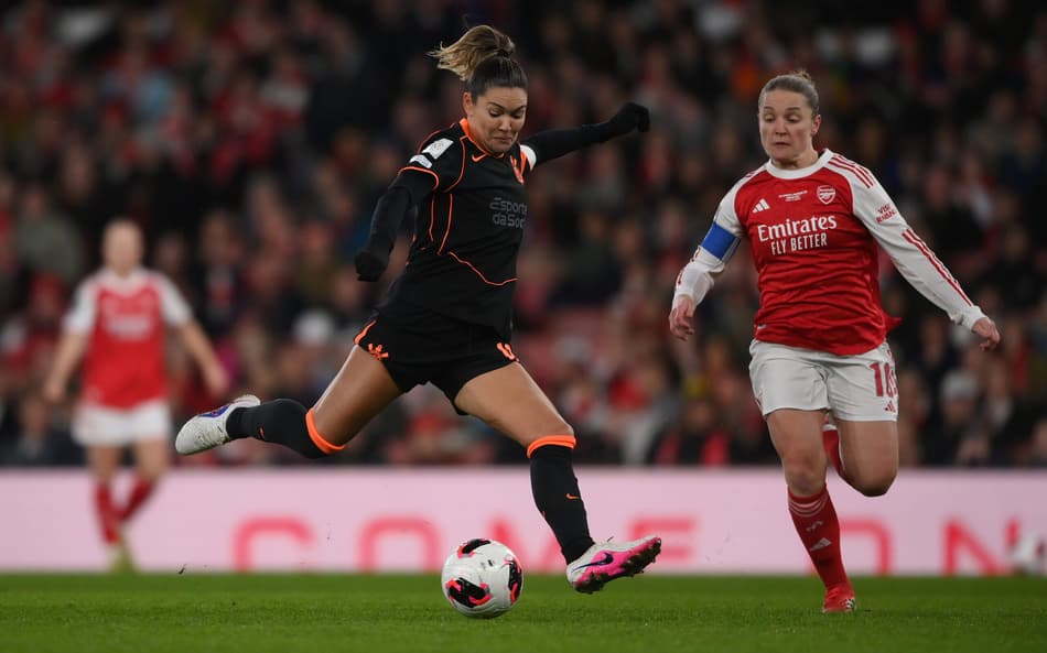 LONDON, ENGLAND - FEBRUARY 01: Gabi Zanotti of SC Corinthians shoots whilst under pressure from Kim Little of Arsenal during the FIFA Women's Champions Cup 2026 Final match between Arsenal Women FC and SC Corinthians at Arsenal Stadium on February 01, 2026 in London, England. (Photo by Harriet Lander - FIFA/FIFA via Getty Images)