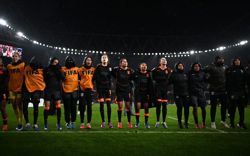 LONDON, ENGLAND - FEBRUARY 01: SC Corinthians players aknowledge fans following the FIFA Women's Champions Cup 2026 Final match between Arsenal Women FC and SC Corinthians at Arsenal Stadium on February 01, 2026 in London, England. (Photo by Harriet Lander - FIFA/FIFA via Getty Images)