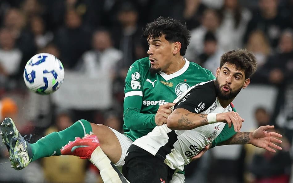 Gustavo Gómez e Yuri Alberto disputam a bola em Corinthians x Palmeiras (Foto: Cesar Greco/Palmeiras/by Canon)