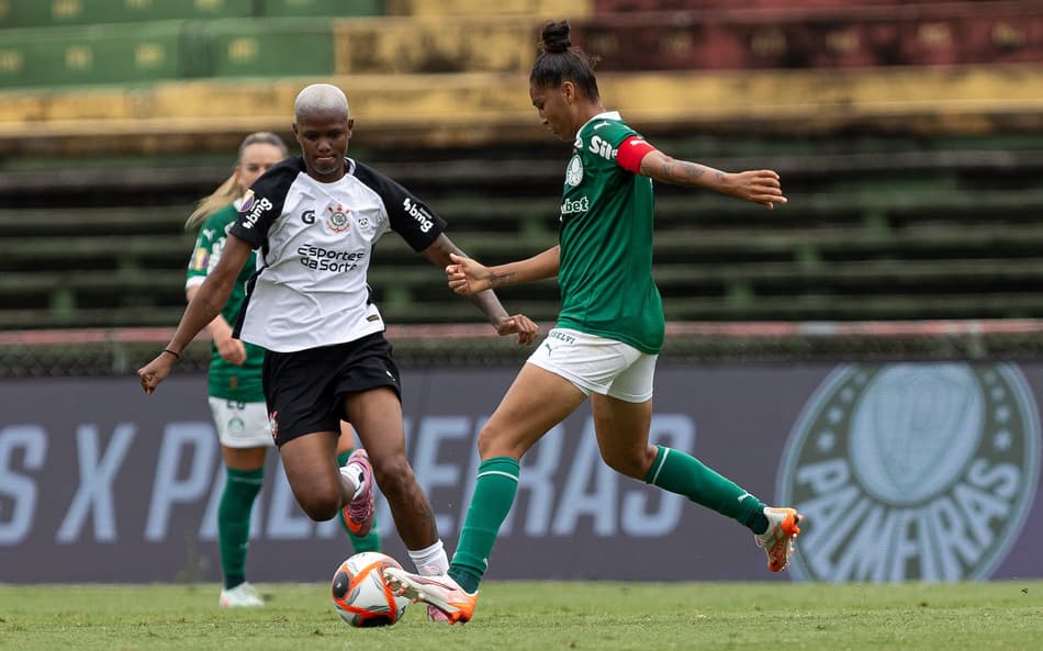 Jhonson, do Corinthians, e Poliana, do Palmeiras, disputam bola no Derby. (Foto: Rebeca Reis/Ag.Paulistão)