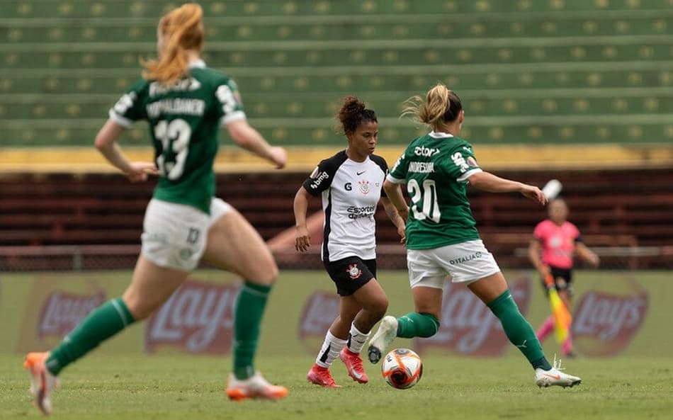Day Rodríguez conduz bola em Corinthians x Palmeiras, pela final do Paulistão Feminino. (Foto: Rebeca Reis/Ag.Paulistão)