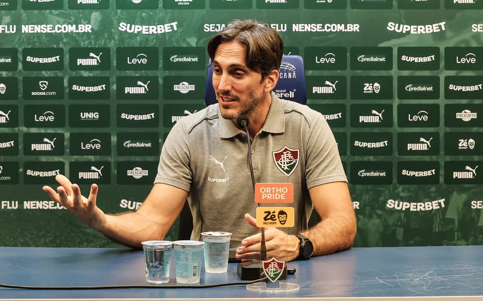 Zubeldía em entrevista coletiva pelo Fluminense (Foto: Lucas Merçon/ Fluminense FC)
