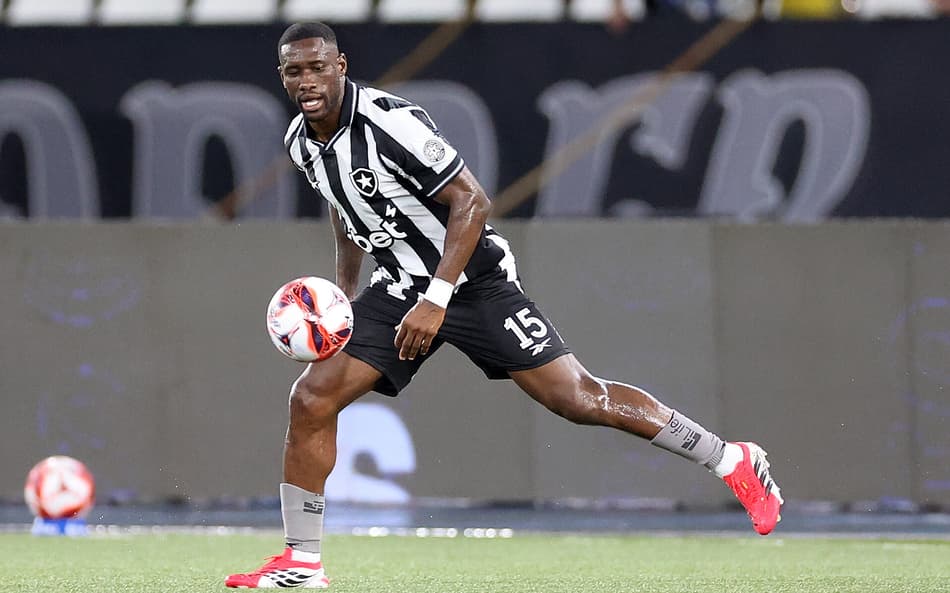Bastos em ação pelo Botafogo contra o Fluminense (Foto: Vítor Silva/Botafogo)