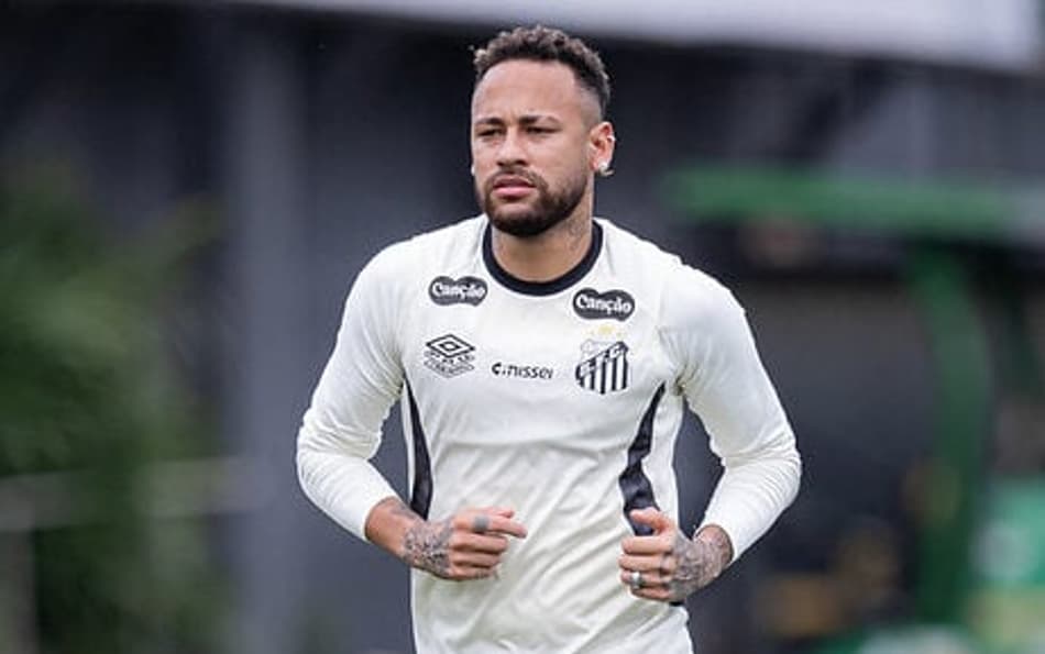 Neymar pode fazer a estreia na temporada nesta quarta-feira (4), contra o São Paulo. (Foto: Neymar treina ao lado de Robinho Jr. e Luan Peres no CT Rei Pelé. (Foto: Raul Baretta/ Santos FC)