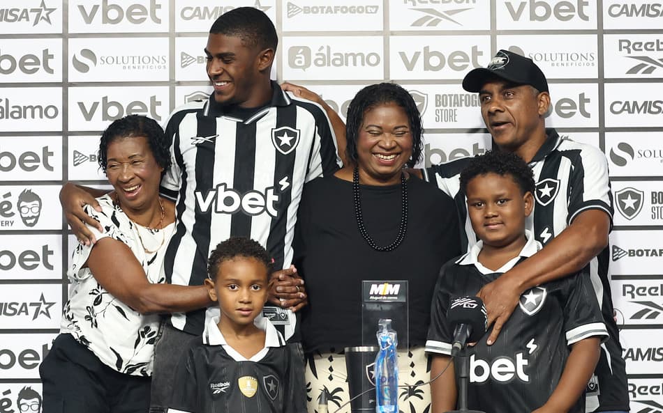 Wallace Davi com a família em sua apresentação no Botafogo (Foto: Vítor Silva/Botafogo)