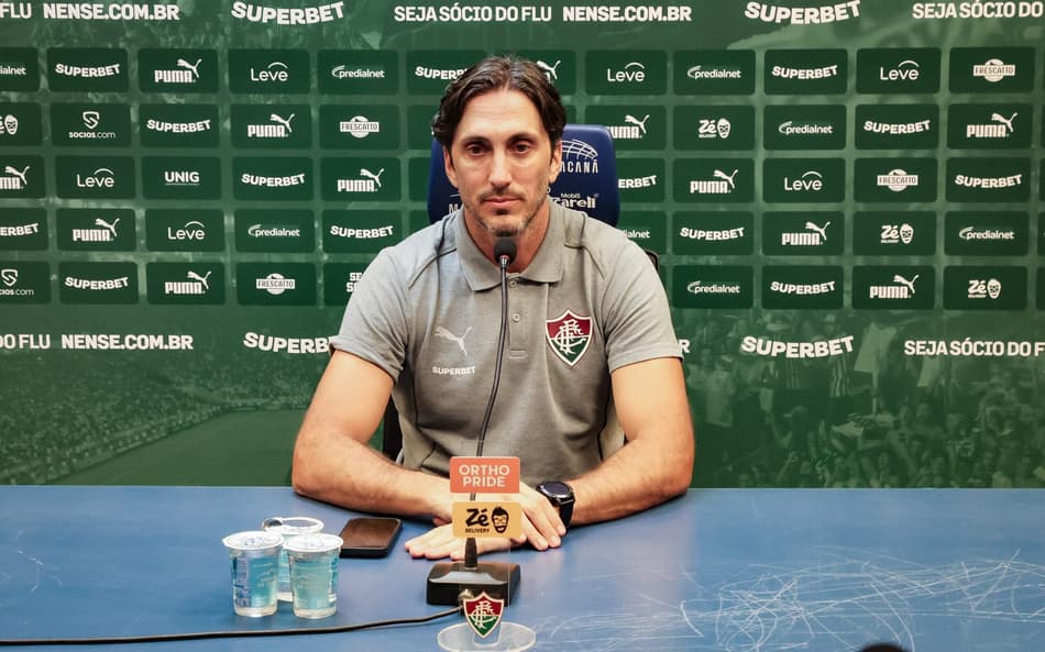 Zubeldía em entrevista coletiva (Foto: Marcelo Gonçalves/ Fluminense FC)