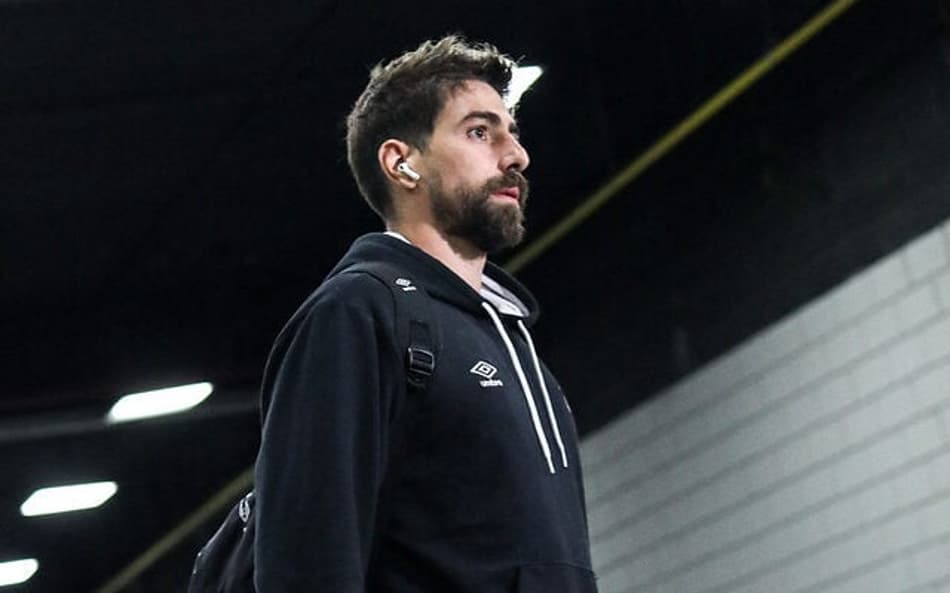 Luan Peres acumula 138 jogos com a camisa do Santos. (Foto: Luan Peres durante partida do Santos contra o Athletico-PR. (Foto: Luiz Delgado/Agência F8/Gazeta Press)