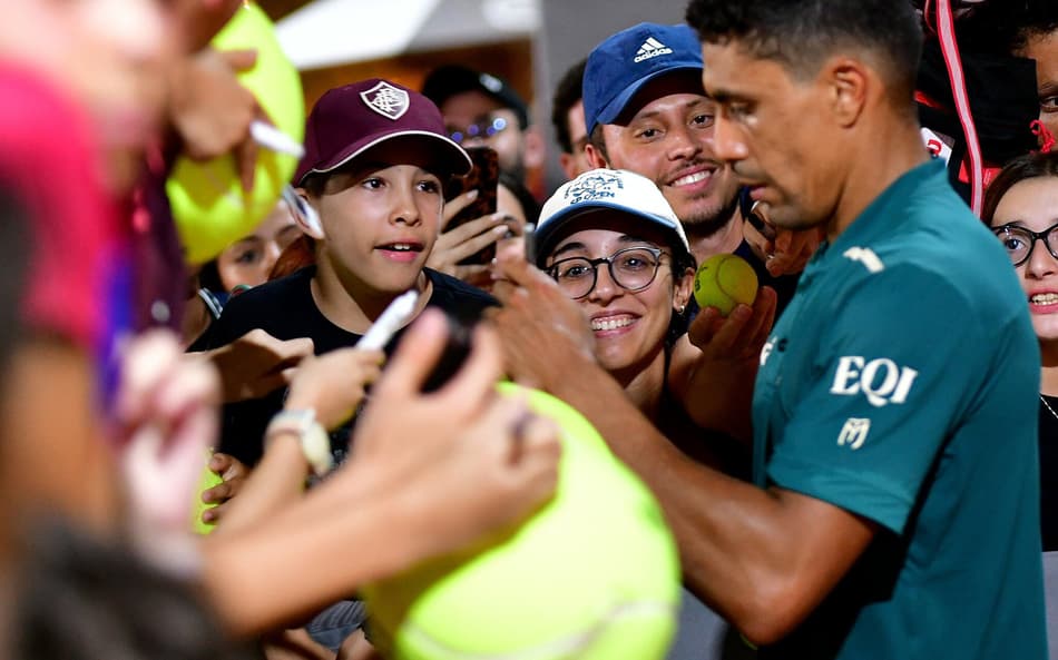 Thiago Monteiro retribui o carinho do público após furar o quali do Rio Open (Foto: Fotojump)
