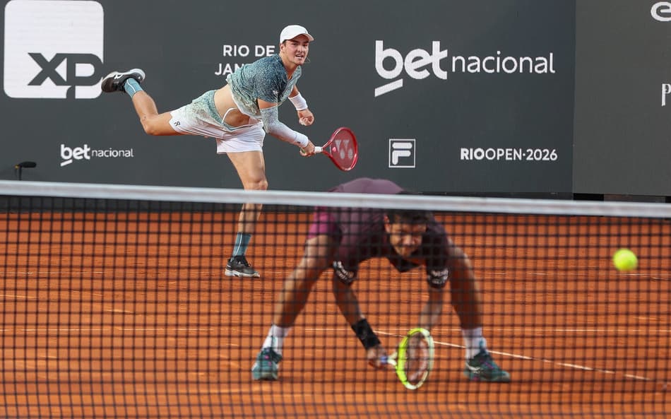 João Fonseca saca na vitória nas duplas ao lado de Marcelo Melo no Rio Open (Foto: João Pires/Fotojump)