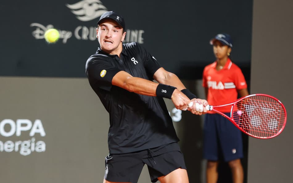 João Fonseca na vitória sobre Thiago Monteiro no Rio Open (Foto: João Pires/Fotojump)