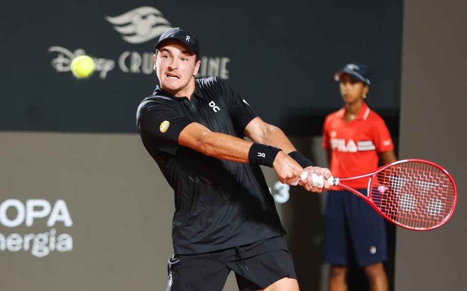João Fonseca na vitória sobre Thiago Monteiro no Rio Open (Foto: João Pires/Fotojump)