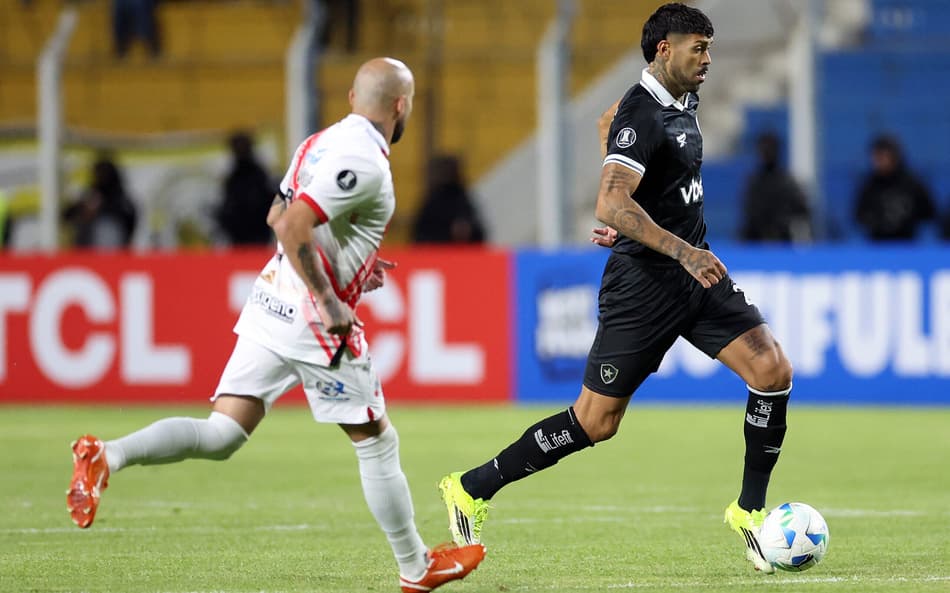 Alexander Barboza em ação pelo Botafogo contra o Nacional Potosí (Foto: Vítor Silva/Botafogo)
