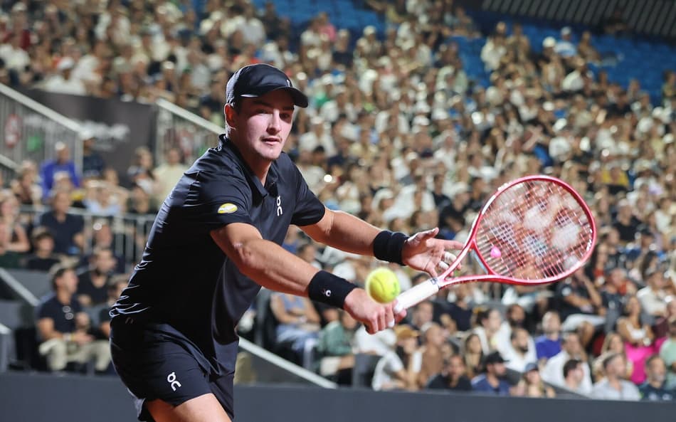 João Fonseca na derrota para o peruano Ignacio Buse no Rio Open (Foto: João Pires/Fotojump)