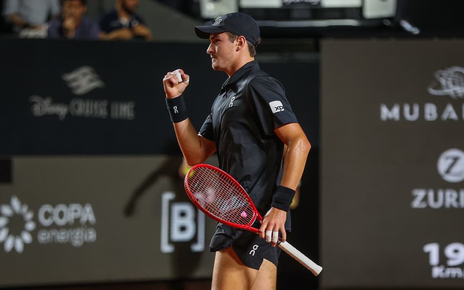 João Fonseca comemora ponto na derrota para o peruano Ignacio Buse no Rio Open (Foto: João Pires/Fotojump)