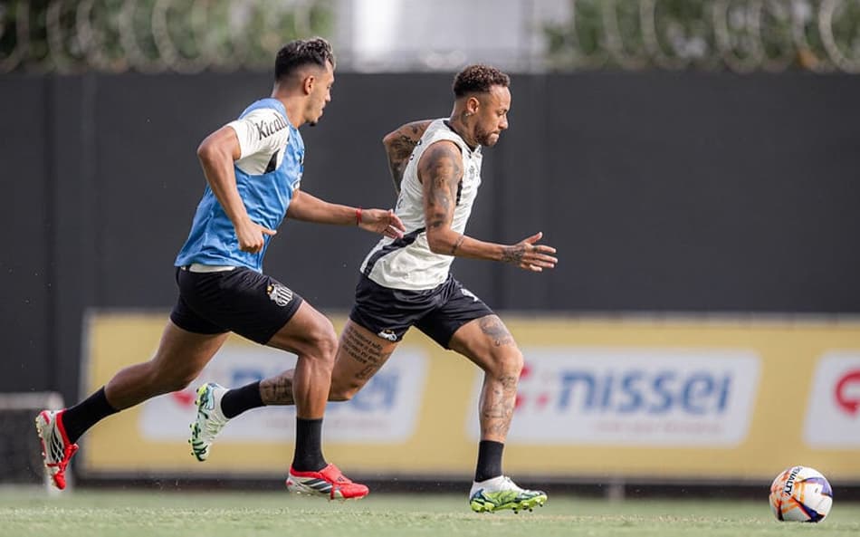 Gabriel Menino ao lado de Neymar em treino no CT Rei Pelé. (Foto: Raul Baretta/ Santos FC)