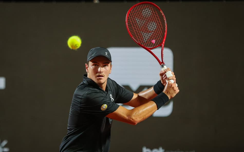 João Fonseca na derrota para o peruano Ignacio Buse no Rio Open (Foto: João Pires/Fotojump)