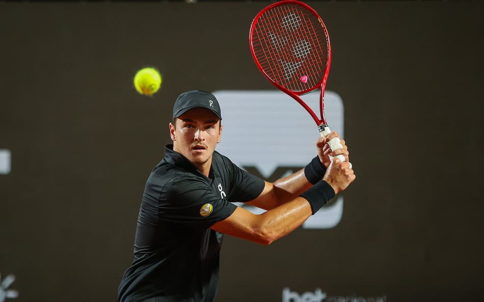 João Fonseca na derrota para o peruano Ignacio Buse no Rio Open (Foto: João Pires/Fotojump)