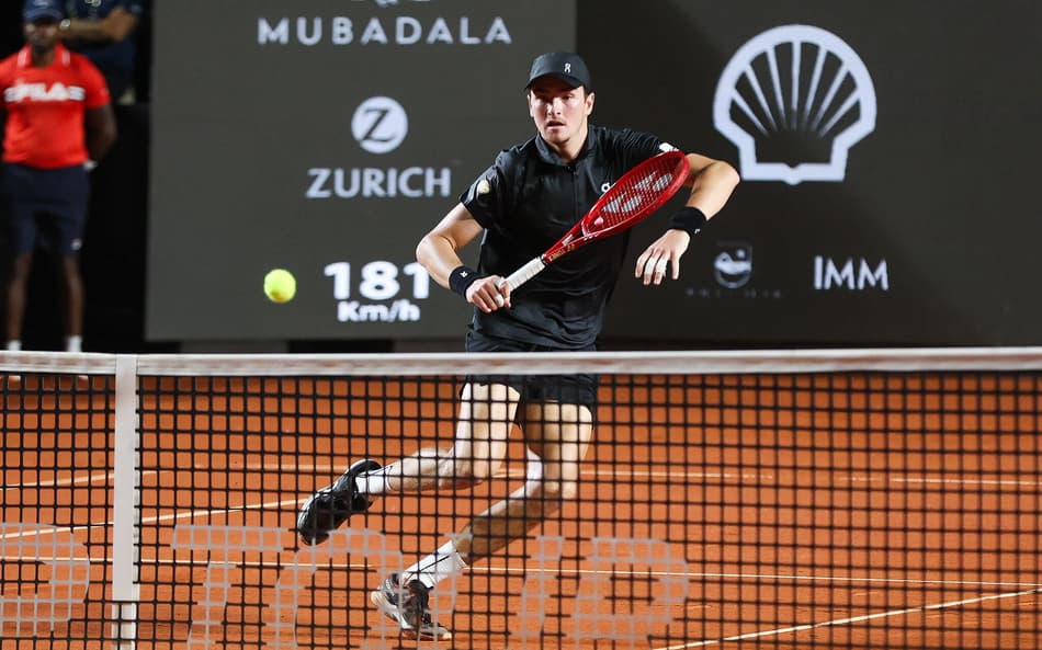 João Fonseca na derrota para o peruano Ignacio Buse nas oitavas do Rio Open (Foto: João Pires/Fotojump)