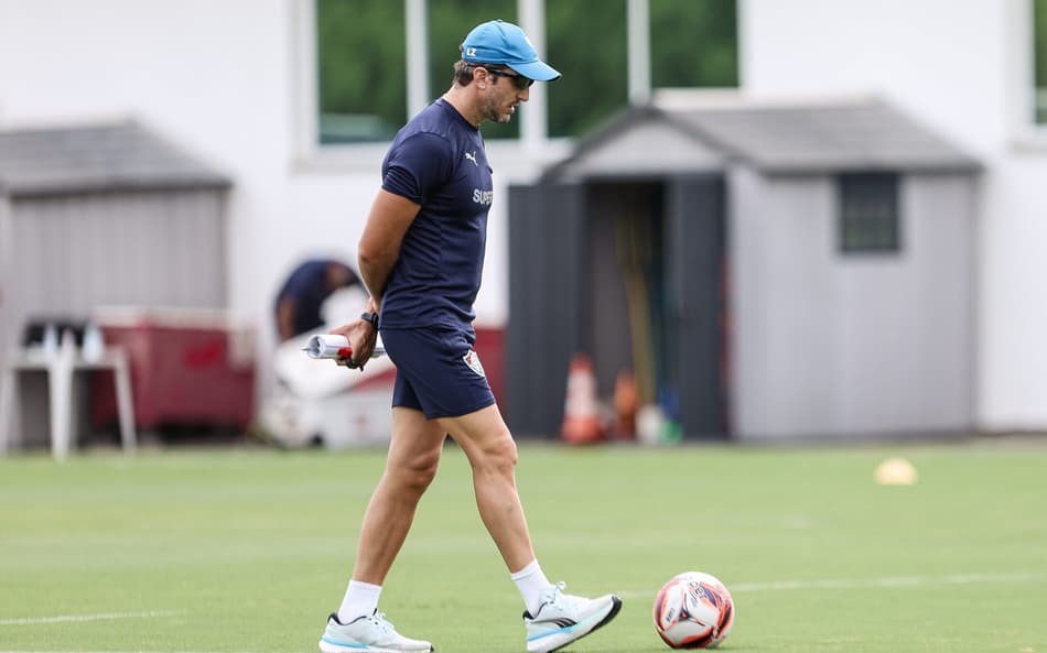 Zubeldía em treino do Fluminense no CT Carlos Castilho (Foto: Lucas Merçon/ Fluminense FC)