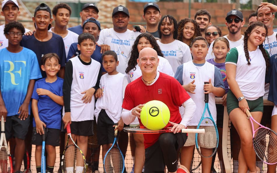 Andre Agassi com crianças e adolescentes da Rocinha (Foto: Fotojump)