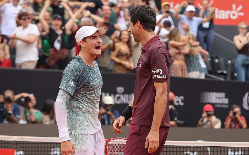 João Fonseca e Marcelo Melo comemoram ponto na vitória na semifinal do Rio Open (Foto: João Pires/Fotojump)