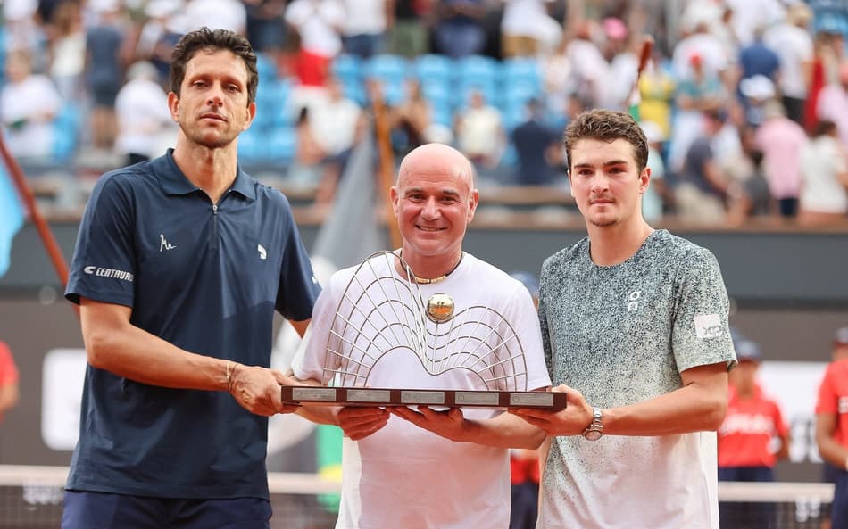 Andre Agassi entre Marcelo Melo e João Fonseca na premiação das duplas do Rio Open (Foto: Fotojump)