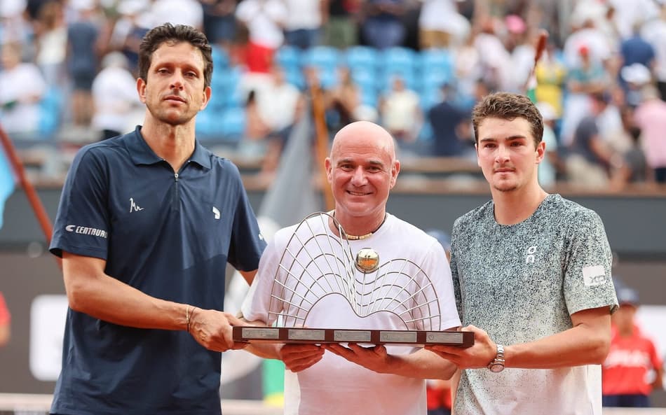 Andre Agassi entre Marcelo Melo e João Fonseca na premiação das duplas do Rio Open (Foto: Fotojump)