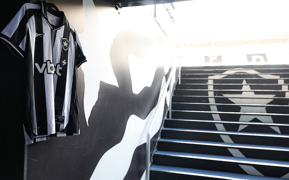 Camisa do Botafogo na subida para o gramado do Nilton Santos (Foto: Arthur Barreto/Botafogo)