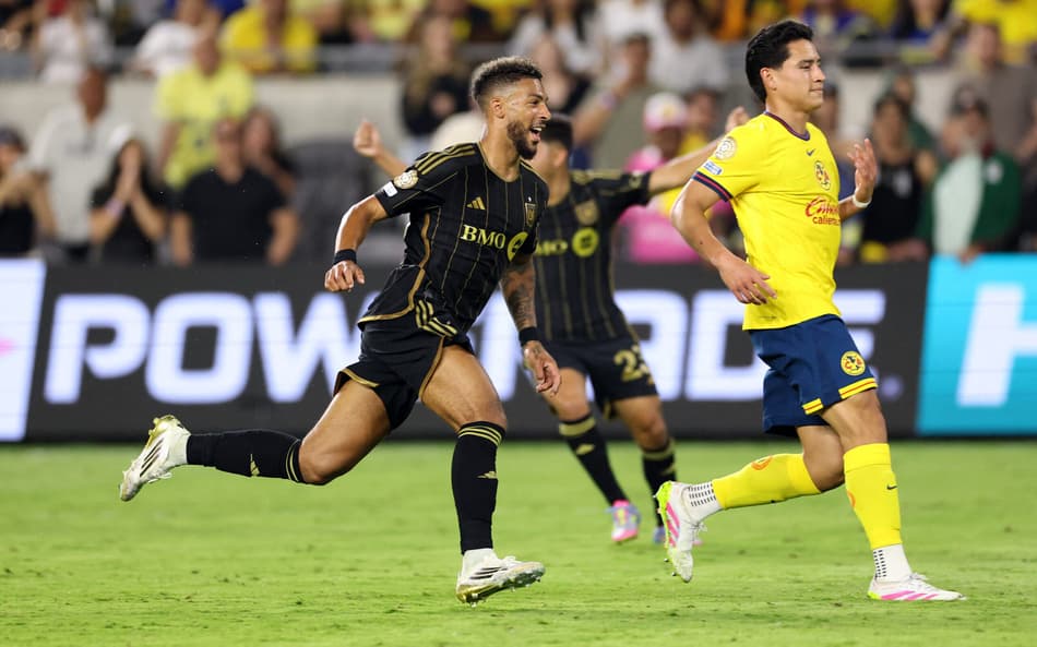 Denis Bouanga, do Los Angeles FC, comemora seu gol sobre o América do México