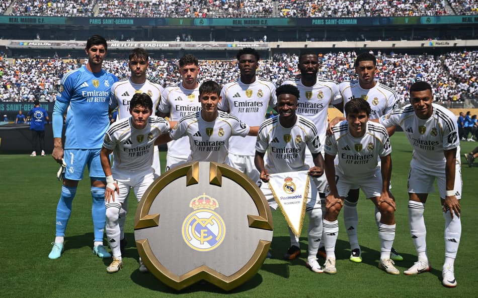 Elenco do Real Madrid antes da partida contra o PSG (Foto: ANGELA WEISS / AFP)