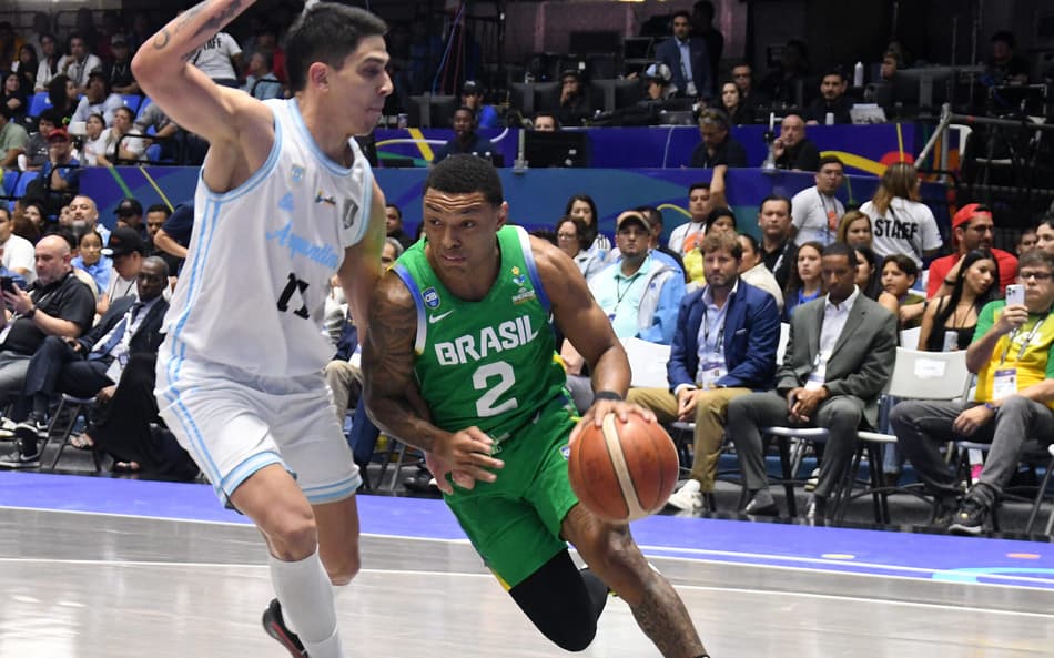 Yago dos Santos dribla o argentinio Jose Vildoza na final da Americup (Foto: AFP)
