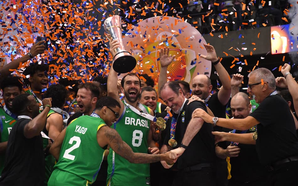Vitor Benite ergue o troféu após a vitória do Brasil sobre a Argentina na final da Americup (Photo by AFP)