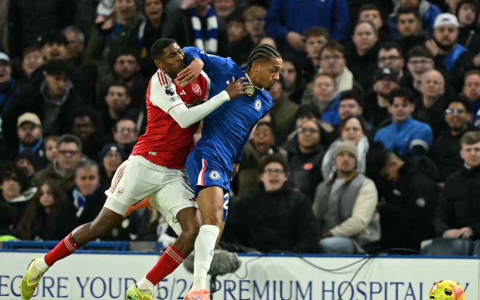 João Pedro disputa bola em Chelsea x Arsenal (Foto: JUSTIN TALLIS / AFP)