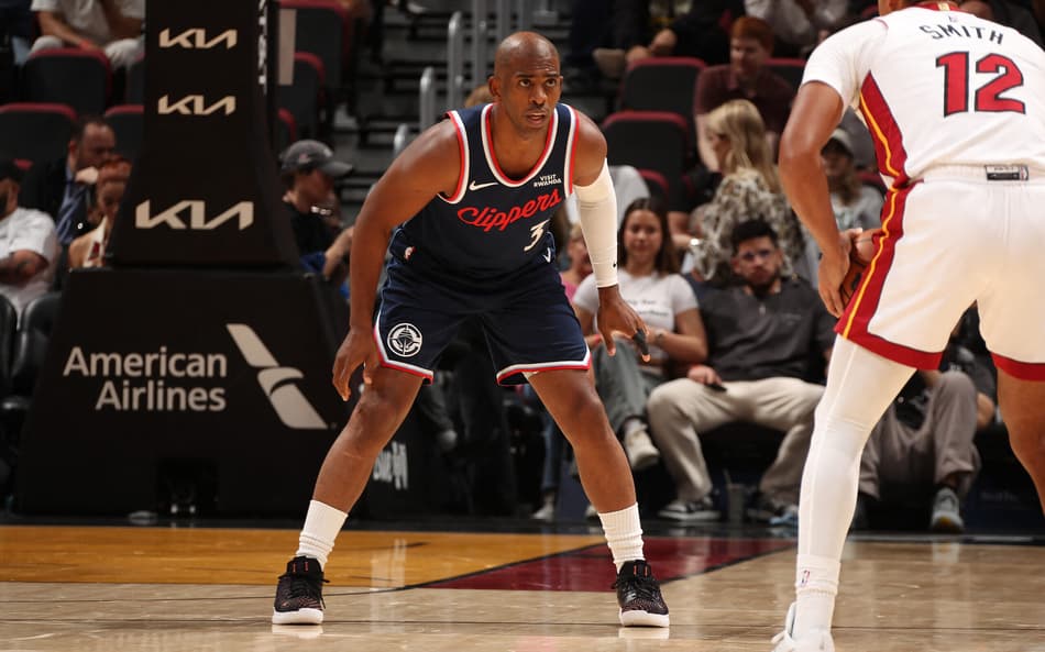 Chris Paul na partida de Miami Heat x Los Angeles Clippers (Foto: Issac Baldizon / NBAE / Getty Images / Getty Images via AFP)