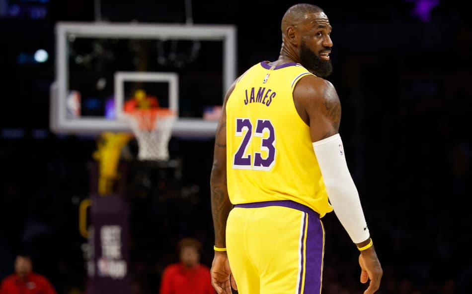 LeBron James na partida de Los Angeles Lakers x Phoenix Suns (Foto: RONALD MARTINEZ / GETTY IMAGES NORTH AMERICA / Getty Images via AFP)