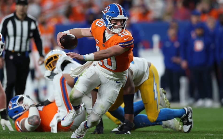 Los Angeles Chargers x Denver Broncos - NFL 2025/26 (Foto: MATTHEW STOCKMAN / GETTY IMAGES NORTH AMERICA / Getty Images via AFP)