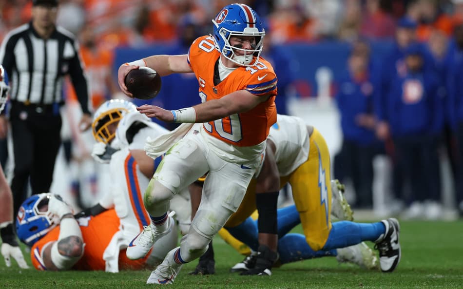 Los Angeles Chargers x Denver Broncos - NFL 2025/26 (Foto: MATTHEW STOCKMAN / GETTY IMAGES NORTH AMERICA / Getty Images via AFP)