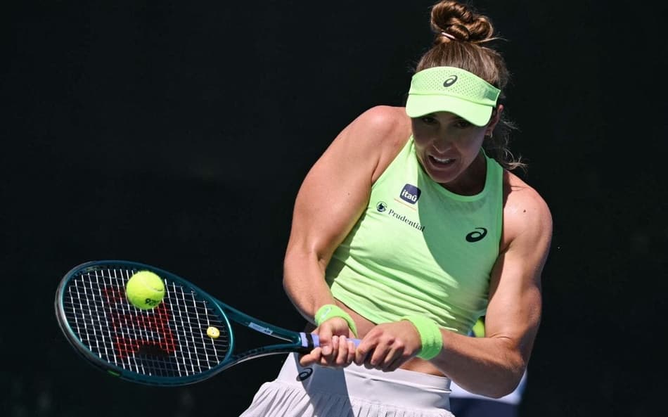 Bia Haddad devolve a bola de backhand na estreia contra a cazaque Yulia Putintseva no Australian Open (Foto: WILLIAM WEST / AFP)