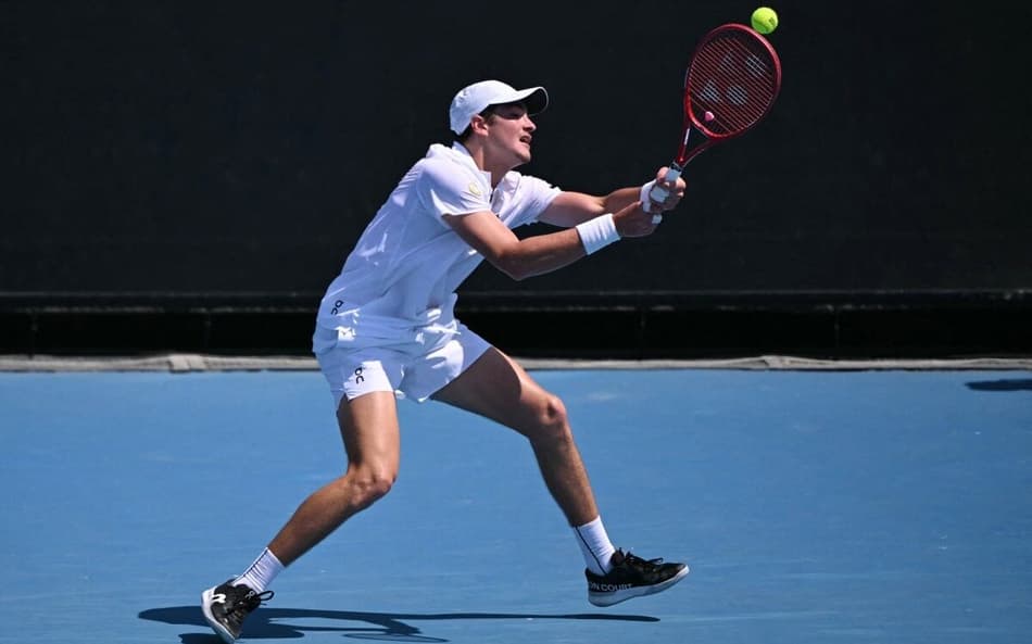 João Fonseca se estica todo para devolver a bola contra o